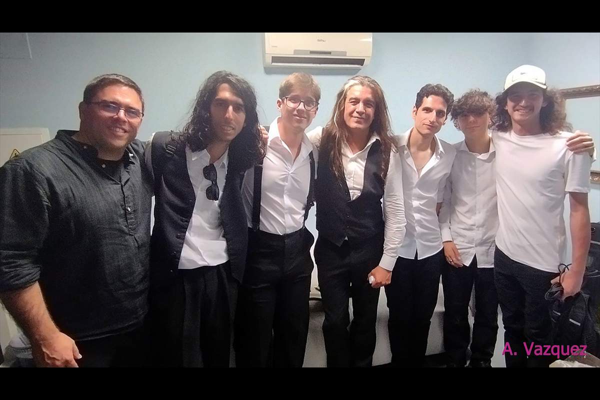 Sinfonity-Pablo-Salinas-con-alumnos-y-Carlos-Leon