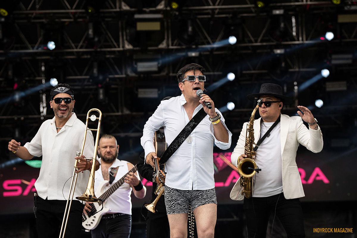 LA-SANTISIMA-VOLADORA-05